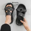 Designer Casual Platform Skeleton Head Funny One Word Drag Slippers Woman Light Wear Resistant Breattable Leather Soft Sules Sandaler Flat Summer