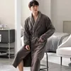 Vêtements de nuit pour hommes Est Hommes Longue Peignoir Chaud Super Doux Flanelle Corail Polaire Peignoir Mâle Robe De Chambre Pijamas Hombre