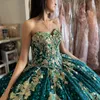 Emerald Green Quinceanera -klänningar för 16 flicka från axelguldapplikationerna Bow Beading Princess Birthday Ball Ball Gowns Vestidos de