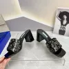 Nuove pantofole da donna con tacco spesso modello tridimensionale a triangolo decorazione designer da donna pantofole con scivolo mulo street style scarpa moda indossare tacchi scarpa di fabbrica