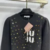 MIUI miui Women's Sweters marka Marka wczesna wiosna nowy słodki w stylu akademii wszechstronny haftowany stadionowy sweter okrągły szyję dla kobiet kgxl