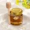 Flaschen 1,5 Unzen Sechseckige Mini-Honiggläser aus Glas Holzlöffel Golddeckel Bienenanhänger Perfekte Babyparty-Hochzeits-/Partygeschenke