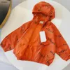 Jaquetas infantis de luxo, laranja, bebê, tamanho 100-150, meninos, meninas, casaco com capuz, logotipo preto, impressão, protetor solar infantil, roupas jan20