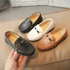 Ny 2024 lyxiga heta mode barnskor för pojkar flickor barn läder skor klassiska all-match loafers baby småbarn båtskor platt
