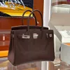 10s Helt handgjorda tygväska Designer Bag Classic Luxury Clamshell 30cm sadel läder guldspänne. Utsökt bivax trådhandsömning med låda