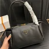 Bolso Almohada Bolso de hombro Hardware Emblema Cierre de cremallera Bolsos de mujer con doble agarre Monedero de compras Tote de moda