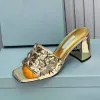 Nuove pantofole da donna con tacco spesso modello tridimensionale a triangolo decorazione designer da donna pantofole con scivolo mulo street style scarpa moda indossare tacchi scarpa di fabbrica