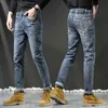 Męski projektant dżinsów Europejski jesień i zima Nowa wysokiej jakości wysokiej jakości duża krowa Slim Fit Małe stóp długie spodnie Trenda młodzież 9 gjz