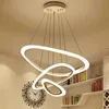 Lámparas colgantes Nuevas luces colgantes modernas para sala de estar comedor 4/3/2/1 Anillos circulares Iluminación LED acrílica accesorios de lámpara de techo YQ240201