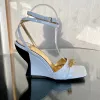 Pasek kostki klin sandały na wysokich obcasach otwarte palce palców metalowe dekorowanie rhinestone pomarszczone gładkie skórzane sandał dla kobiet designerskich butów