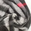 Halsdukar lyxiga vinter kashmir halsdukar för damer och män designer mens halsduk mode kvinnor ull big b brev tryck sjalar