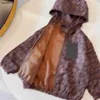 Popüler Çocuk Ceketleri Kahverengi Ekose Tasarım Bebek Dış Giyim Boyutu 100-150 Erkek Kızlar Kapşonlu Kat Uzun Kollu Çocuk Güneş Kafası Giyim Jan20