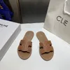 Luxurys Womans tofflor män glider inomhus sandale designer triom phe mules läder sandal sommar rese strand gummi bruna platt klackar skor utomhus pool skjutreglage