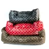 Дизайнерская кровать для собаки с классическим буквенным узором, водонепроницаемый диван для собак с защитой от запаха, для маленьких и средних собак, кошек, прямоугольная кровать для домашних животных из искусственной кожи.Черный цвет (маленький) M06