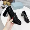 Schwarze Schuhe mit hohen Absätzen aus gebürstetem Leder, klassischer Preppy-Penny-Loafer für Damen, Mokassins mit grober Gummi-Monobloc-Sohle, Obermaterial mit Lederriemen