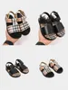 Летние детские тапочки черного цвета, модные сандалии в английском стиле для маленьких мальчиков, обувь оптом, 2024, детские тапочки