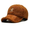 Cappellini a sfera 2024 Trendy Big Lettera Ricamo Cappelli invernali da uomo Bianco Marrone Berretto da baseball in lana d'agnello per le donne Caldo peluche Trucker Gorras