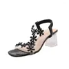 Kleid Schuhe High-Heeled Sandalen Damen 2024 Sommerstil Mode Kleine Blumendekoration Schnalle Transparente quadratische Ferse