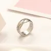 Anillo de lujo Joyería Anillos de diseñador Mujeres Amor Anillo Encantos Negro Blanco 18K Chapado en oro Anillo de dedo fino