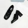 Schwarze Schuhe mit hohen Absätzen aus gebürstetem Leder, klassischer Preppy-Penny-Loafer für Damen, Mokassins mit grober Gummi-Monobloc-Sohle, Obermaterial mit Lederriemen