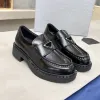 Diseñador Letra p Mocasines Mocasines monolitos de cuero cepillado Zapatos de vestir con plataforma Mocasines negros con parte inferior gruesa Zapatilla Oxford clásica con suela gruesa