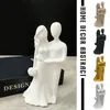 Decorative Figurines Hugging Couple Sculptures Home Decor Modern Romantic Love Statue Resin For Office Bookshelf Desktop Decorations