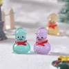 Dekoratif Figürinler 10-50pcs Mini Işık Reçinesi Noel Kardan Adam Süsleme Karanlık Minyatür Figürü Tiny Diy Dollhouse Dekorasyon