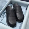 Kutu yumuşak yastıklı nappa deri sandalet platformu Sabots terlikleri kadın tasarımcı katırları bej siyah beyaz yaz moda bayan slaytlar 522