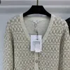 Damen-Strick-T-Shirts, Designer-Marke, frühes Frühjahr, neues Cha-Couture-Temperament, Socialite-Stil, Taschenknopf, einfache Strickjacke mit V-Ausschnitt für Frauen KWYA