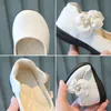 Весенне-осенняя кожаная обувь для девочек, модная обувь для маленьких девочек с цветочным жемчугом, детская обувь принцессы, детская праздничная обувь 240122