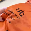 جاكيتات جديدة للأطفال برتقالي طفل ملابس خارجية 100-150 بويز فتيات معطفات مقنعين شعار أسود طباعة ملابس واقي من الشمس