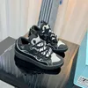 2024 NOWOŚĆ HOT DESigner Men Buty Curb Sneaker Buty Buty Mężczyźni Trenery Modne skórzane kobiety Sneakers Luksusowe koronkowe platforma na zewnątrz Trener Low-Top Trener