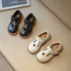 Mary Janes da ragazza scava fuori a forma di cuore carino per bambini scarpa in pelle con cinturino a T nero beige adorabile ed elegante per bambini appartamenti Babys 240124