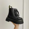 Stövlar kvinnor martin stövlar casual skor kvinnliga läder chelsea boot ladies klassic punk kvinna goth skor hög plattform stövlar kvinnor svart