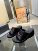 Zapatos de diseñador Cuña gruesa Sandalia para mujer Zapatillas Rise Plataforma París Suela de goma Gamuza de cuero Moda casual Zapatillas de playa de dibujos animados