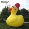 Großhandel Niedliche gelbe aufblasbare Enten-Nachbildung, 8 mH (26 Fuß), mit Gebläse und rotem Hut. Luftgeblasenes Tier-Maskottchen-Modell für Park- und Pool-Dekoration