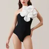 Kvinnors badkläder Solid Color One-Piece Swimsuit tredimensionell liten blommedekoration Suspender Bikini Kvinnor Beachwear Oregelbunden veck