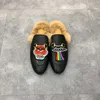 Projektant oryginalnych skórzanych kapcie konibit w tym samym stylu projektant popularna rodzina Najlepsza jakość Summer New Flows Flat Sandals Fashion Beach Brnad Women Trend Buty