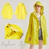 Regnrockar 2024 Kvinnor Stylish Yellow Rain Coat Vattentät regnjacka med huva utomhus vandring tunn