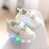 Baby LED -lampor skor hög kvalitet flickor pojkar mjuka botten sneakers sport kör utmärkta första vandrare spädbarn söta småbarn 240122