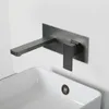 Robinets d'évier de salle de bains et installations en laiton de boutique d'eau froide avec tréfilage de fil d'or dans le mur du robinet de lavabo