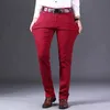 Klassisk stil Men Wine Red Jeans Fashion Business Casual Straight Denim Stretch Trousers Mane Brand Pants 240118