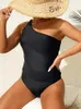 Kvinnors badkläder kvinnor en bit baddräkt 2024 solid svart axel monokini sexig rygglös baddräkt kvinnlig bodysuit strand