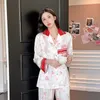 Lente nieuwe pyjama's voor dames met revers van ijszijde met lange mouwen, huiskleding met rode bloemen, zacht en comfortabel
