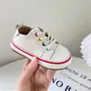 2023 Autumn Baby Buty skórzane maluch chłopców boso miękkie dziewczyny na zewnątrz tenis mody małe dzieci trampki 240126