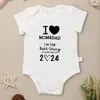 Rompers Baby 2024 Born Girl Ubranie Wysokiej jakości czysty bawełniany przytulny chłopiec bodysit happy rok domowy niemowlę bolesne prezent
