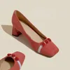 Klänningskor 2024 Spring Red Wedding Square Heel Suede Pumpar Kvinnlig tå Grunt Munnen Elegant Flower Women's Loafer