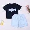 Kläderuppsättningar 2024 Baby Cotton Short Sleeved Black T-shirt Set Neck Shark Brodery Boy Top kläder och blå randshorts Suit