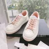 Designer sneaker chaneles sapatos sapatos de verão panda boca rasa respirável rendas geléia única colorido esportes sapatos hkk
