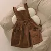 Girl Dresses Girl's Retro Corduroy Strappy Dress med fickor 2024 Autumn and Winter French Rustic Style Baby Swing Princess